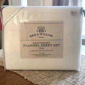 MOVING SALE: NWT Flannel Sheet Set (KING)